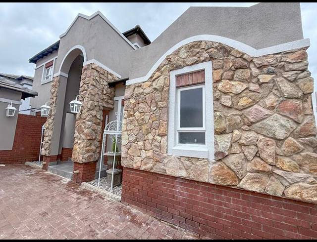 4 BEDROOM TOWNHOUSE FOR SALE IN MIDSTREAM ESTATE